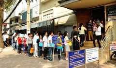 Người dân xếp hàng dài chờ làm hộ chiếu chiều 20-3