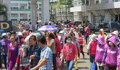 Công nhân ra về vào trưa 27.3.