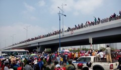 Hàng ngàn công nhân đã tổ chức tuần hành ngay trong khuôn viên Công ty PouYuen, sau đó kéo ra khu vực cầu vượt trước công ty để tiếp tục tuần hành, gây tắc nghẽn giao thông nghiêm trọng ở khu vực này