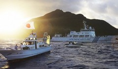 Tàu tuần tra Trung Quốc và tàu tuần duyên Nhật bản chạy gần nhau trong vùng biển tranh chấp gần quần đảo Điếu Ngư/Senkaku - Ảnh: Reuters