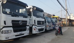 Xe tải nặng nhập khẩu từ Trung Quốc trưng bày tại Công ty Phú Cường (huyện Bình Chánh, TP.HCM)