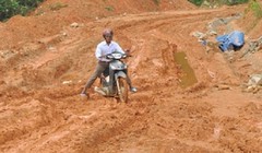 Đường giao thông tồi tệ ở Tây Trà, Quảng Ngãi.