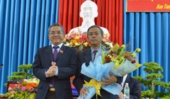 Ông Nguyễn Văn Hùng, tân Chủ tịch UBND tỉnh Kon Tum (trái) và ông Đào Xuân Quí, tân Chủ tịch UBND tỉnh Kon Tum (phải)