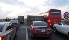 Tuyến đường cao tốc Cầu Giẽ-Ninh Bình bị ùn ứ kéo dài nhiều giờ đồng hồ trong sáng 28/4