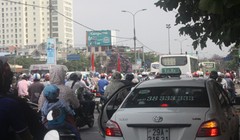 Hết nghỉ lễ lại nườm nượp 'gồng gánh' về Hà Nội