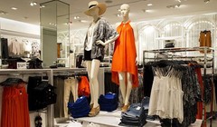 Người tiêu dùng Việt Nam có thể mua đồ thời trang quốc tế với giá tốt, nhanh chóng và đảm bảo hơn. Ảnh:Dailytelegraph