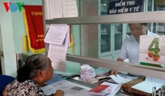 Người dân đến đăng kí tham gia Bảo hiểm Y tế theo hộ gia đình tại Phường 15, quận 10, TP.HCM