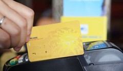 Ngân hàng, điểm chấp nhận thanh toán và chủ thẻ đều có lợi khi việc rút tiền mặt núp bóng tiền mua hàng hóa (Ảnh mang tính minh họa)