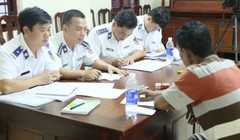 Cảnh sát biển Việt Nam đang lấy lời khai của một tên cướp biển