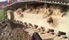 Bà Châm được cho là bị máy xúc chèn qua người và may mắn không tử vong. Tuy nhiên lãnh đạo tỉnh Hải Dương khẳng định bà Châm chỉ va chạm với máy xúc. (Hình ảnh cắt từ video clip do người dân cung cấp)