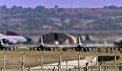 Chiến đấu cơ F-16 xếp hàng chuẩn bị cất cánh từ căn cứ không quân Incirlik (Thổ Nhĩ Kỳ) - Ảnh: AFP