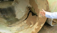 Một đoạn đường ống nước sạch sông Đà bị vỡ trong một lần bị gặp sự cố 