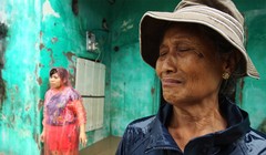 Bà Trần Thị Hợi bật khóc khi đồ đạc trong nhà bị nước lũ cuốn sạch