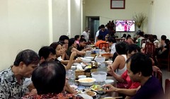 hách du lịch ăn tối trong một nhà hàng tại huyện đảo Cô Tô chiều 27-7 