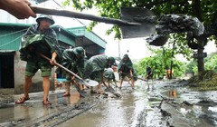 Các chiến sĩ thuộc tiểu đoàn 15, sư đoàn 395, Quân Khu III đang dọn dẹp lại đống bùn đất ngổn ngang tại phường Hà Khánh (Quảng Ninh) sau khi nước rút