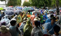 Du khách mắc kẹt trên đảo Cô Tô đang đợi ở bến tàu để tàu hải quân đưa về đất liền