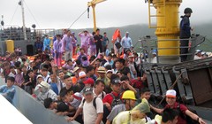 Chiều nay toàn bộ du khách còn lại đã được chở vào đất liền.