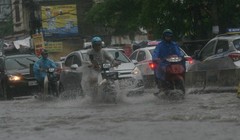 Nhiều tuyến phố ở thủ đô rơi vào tình trạng ngập nhẹ sau trận mưa kéo dài.