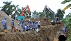 Hiện trường sự cố vỡ đường ống nước. (Ảnh: Tuấn Anh/TTXVN)