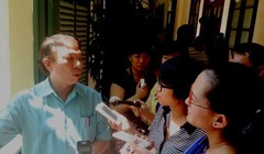 Ông Mai Đức Chính trả lời phỏng vấn các phóng viên sáng 25-8