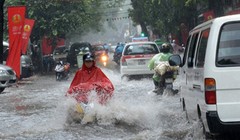 Đường phố ở Hà Nội bị ngập nặng trong một trận mưa to