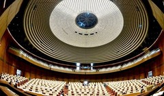 Nhà Quốc hội đã được đưa vào sử dụng từ tháng 9/2014 nhưng đến nay vẫn chưa thể bàn giao.