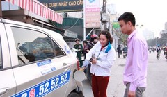 Mua bán xăng tại một cửa hàng trên phố Láng Hạ. Ảnh: Phạm Hùng