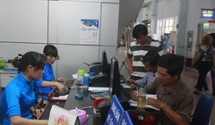 Người dân đến thanh toán tiền vé tàu điện tử tại ga Sài Gòn 