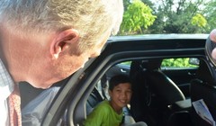 Ông Ted Osíu mời em Tuấn, một trẻ em làng trẻ SOS, ngồi vào và giới thiệu về chiếc xe đặc biệt của Đại sứ quán Mỹ, tại Việt Nam chỉ có 2 chiếc