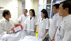 Bệnh nhân ghép gan khoe với Bộ trưởng Nguyễn Thị Kim Tiến và Thứ trưởng Nguyễn Thị Xuyên về tình hình sức khỏe hiện tại