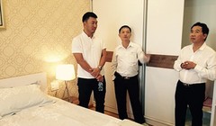 Một chủ đầu tư đang giới thiệu với khách hàng mua nhà đến từ Hong Kong. 