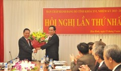 Đồng chí Bùi Văn Tỉnh, Bí thư Tỉnh ủy chúc mừng đồng chí Nguyễn Văn Quang tái cử chức danh Phó Bí thư Tỉnh ủy, khóa XVI.