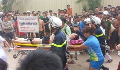 Người đàn ông đã ngất xỉu khi được đưa xuống mặt đất