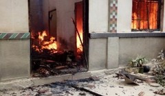 Ngôi nhà bị phóng hỏa. Ảnh: SCMP