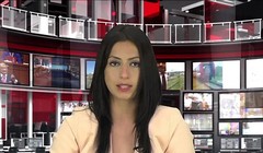 Cô Bracaj chỉ mặc mỗi chiếc áo vest che hờ bộ ngực trần khi đọc bản tin - Ảnh: CEN