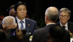 Ông Lật Chiến Thư (trái) ngồi cạnh tỷ phú Bill Gates