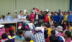 Các cơ quan chức năng huyện Hóc Môn hướng dẫn CN làm thủ tục khởi kiện ra tòa đòi quyền lợi.