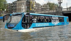 Xe buýt lội nước giống như một chiếc thuyền trên những con kênh ở Hà Lan.