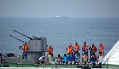 Toàn bộ những tên cướp biển trên tàu Hamoon bị dẫn giải ra ngoài mặt boong