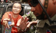 Thượng nghị sĩ Hong Sok Hour tươi tỉnh đến tòa án - Ảnh: EPA