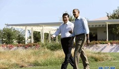 Gương mặt "bước chân khoan thai" khi "sánh bước" cùng tổng thống Mỹ Barack Obama