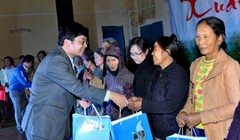 Ông Trần Ngọc Nguyên trong một lần trao quà cho người nghèo ở huyện Bình Sơn