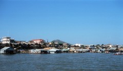 Khoảng 1.000 hộ gia đình người Việt sống dọc con sông Tonle Sap bị di dời. Ảnh: booking your travel