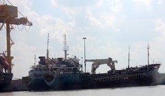 Ngành phá dỡ tàu đã qua sử dụng dù tạo ra công ăn việc làm nhưng ảnh hưởng đến môi trường là không nhỏ. Trong ảnh một số tàu cũ không còn sử dụng được neo đậu dọc sông Sài Gòn - Ảnh: Anh Quân