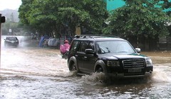 Đường Nguyễn Huệ gần cửa khẩu Quốc tế Lào Cai ngập trong nước sáng 11- 10  - Ảnh: Phạm Ngọc Triển