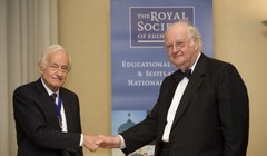 Giáo sư Angus Deaton (phải) vừa đoạt giải Nobel kinh tế 2015 - Ảnh: tumblr.com