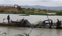 Phó thủ tướng Nguyễn Xuân Phúc thị sát nạn khai thác cát trái phép