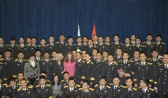 Kíp thủy thủ và sĩ quan tàu ngầm 186 Đà Nẵng chụp ảnh lưu niệm tại buổi lễ tốt nghiệp ở Học viện hải quân tại St. Petersburg, Nga - Ảnh: Bộ Quốc phòng Nga