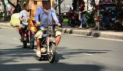 Một xe “cà tàng” lưu thông trên đường ở TP.HCM