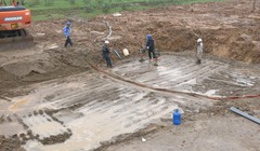 Đường ống nước sạch sông Đà trong một lần vỡ - Ảnh: Lâm Hoài